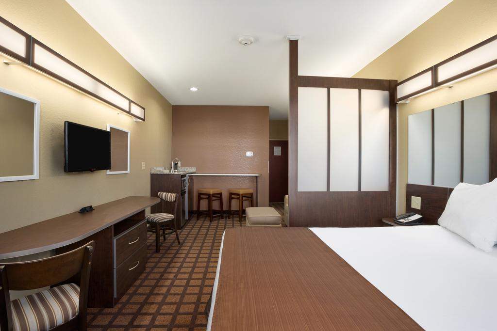 Отель Sonesta Essential Фэрмонт Экстерьер фото